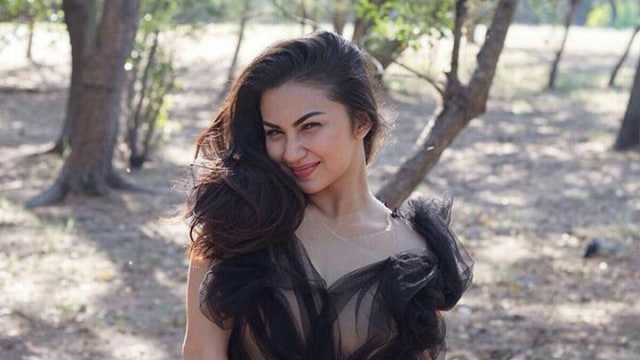 Ariel Tatum berpose di alam terbuka. (Foto: Instagram Pribadi @arieltatum)