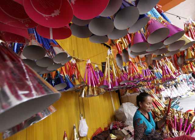Pedagang terompet menjajakan dagangannya Foto: Reno Esnir/antara