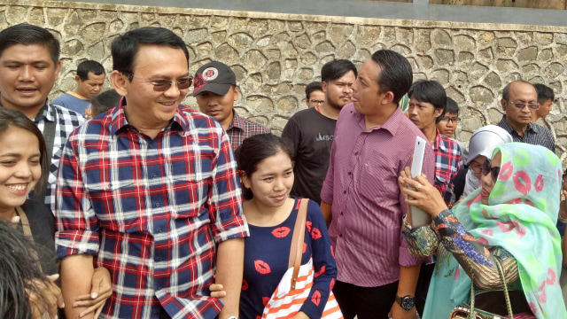 Ahok berfoto bersama warga saat kunjungan. (Foto: Johanes Hutabarat/kumparan)