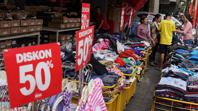 Papan promosi diskon akhir tahun. (Foto: Aditia Noviansyah/kumparan)