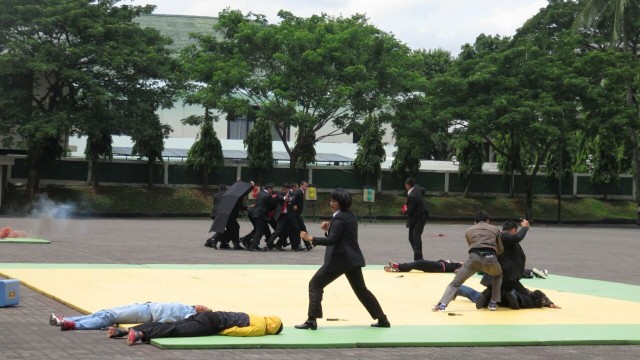 Paspampres melakukan simulasi bela diri (Foto: Yudhistira Amran Saleh/kumparan)