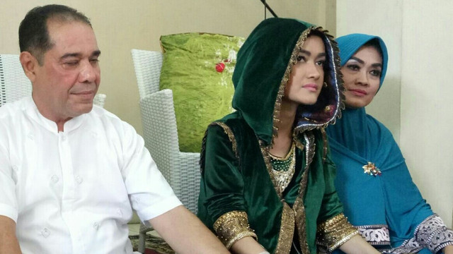 Julia Perez bersama kedua orangtuanya. (Foto: Okta Susanto/kumparan)