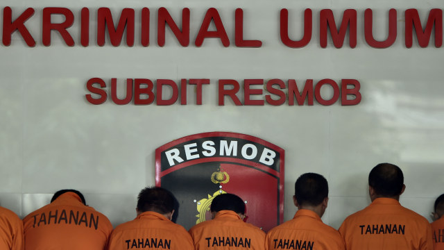 Tersangka kejahatan ditangkap oleh reskrim (Foto: Antara/Puspa Perwitasari)