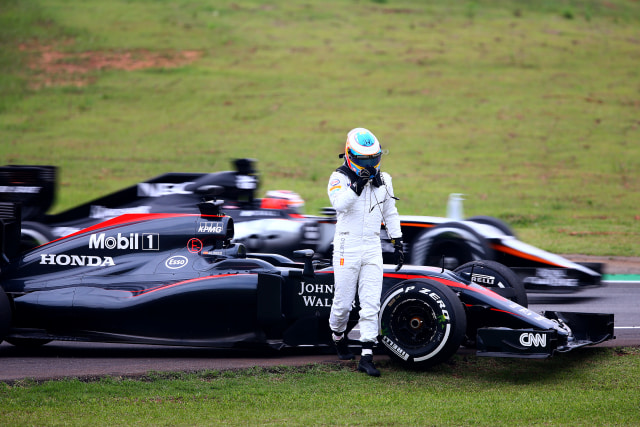 Alonso keluar dari mobil McLaren. (Foto: Getty Images)