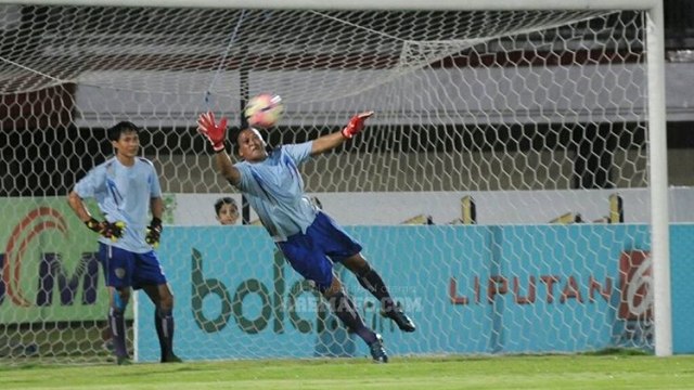 Achmad Kurniawan berusaha menepis bola. (Foto: Instagram @aremafcofficial)