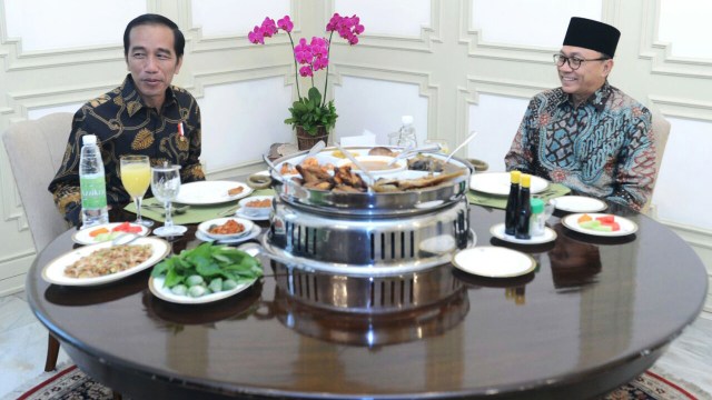 Jokowi menjamu Zulkifli Hasan di Istana Merdeka pada 30 Desember 2016 (Foto: Biro Pers)