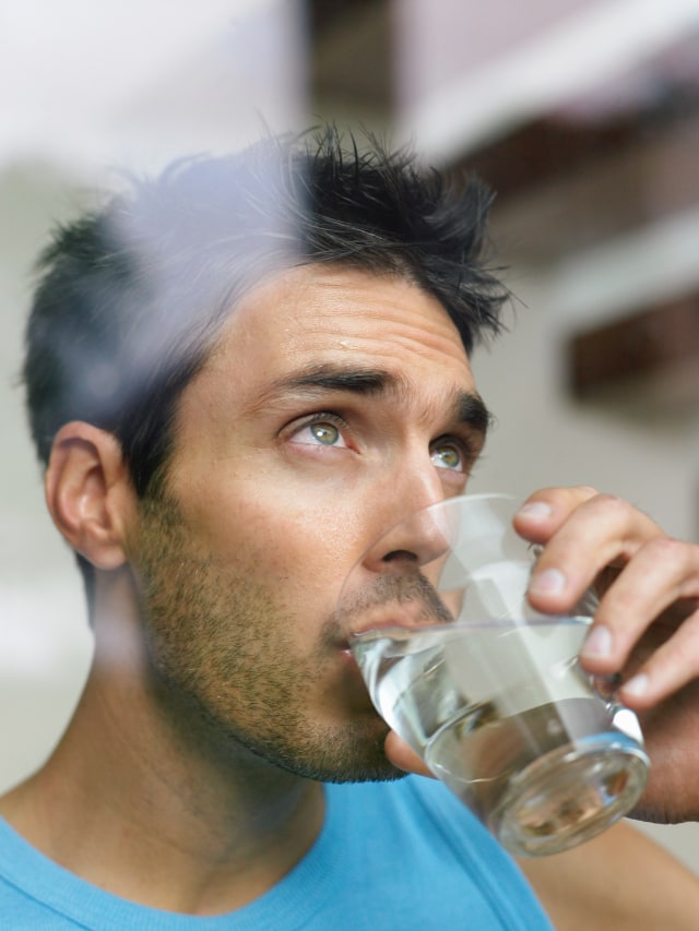 Hilangkan dehidrasi dan alkohol dengan air putih (Foto: ThinkStock)