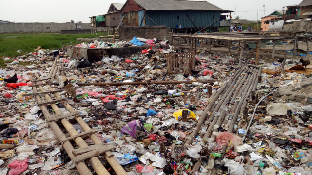 Banyaknya sampah di Muara Kamal. (Foto: Amanaturrosyidah/kumparan)