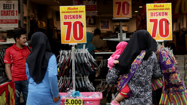Pengunjung melintas di salah satu toko. Foto: Fanny Kusumawardhani/kumparan
