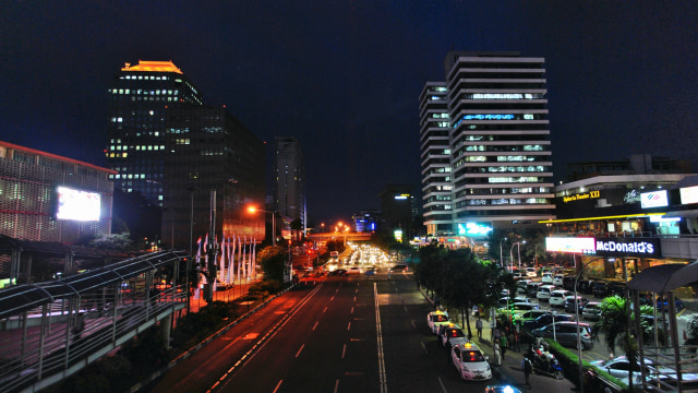 Suasana malam di kawasan Thamrin, Jakarta. (Foto: Shipwreck Starco via Flickr)
