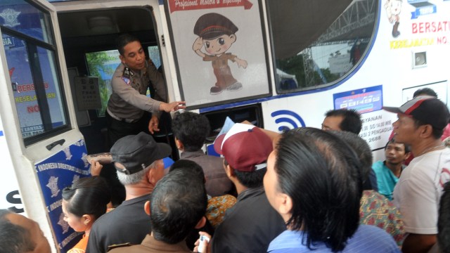 Warga mengantre layanan SIM keliling. (Foto: ANTARA/Iggoy el Fitra)