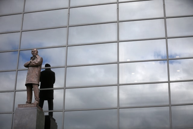 Patung Sir Alex Ferguson di utara Old Trafford. (Foto: Christopher Furlong/Getty Images)