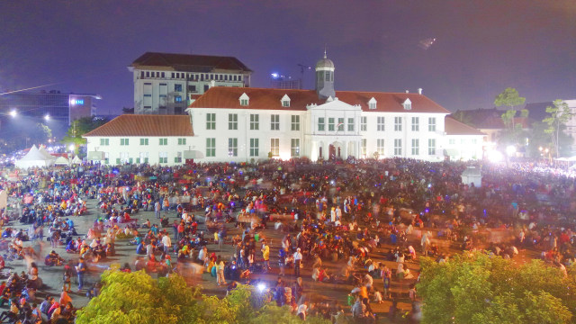 Perayaan tahun baru di Kota Tua. (Foto: Kevin Kurnianto/kumparan)