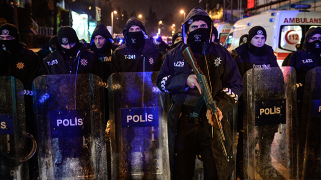 Polisi berjaga di lokasi penembakan. (Foto: dok. Depo Photos via AP)