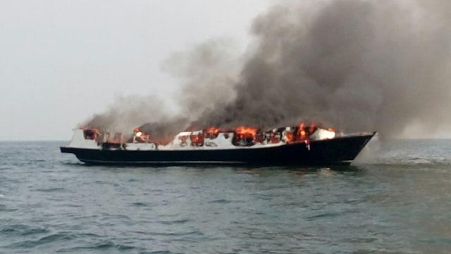 Kondisi terbakarnya Kapal Zahro Express. (Foto: Damkar Jakut)