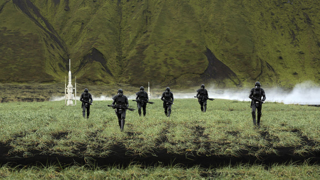 Pasukan Stormtrooper hitam memburu Galen Erso (Foto: StarWars.com/Lucasfilm)