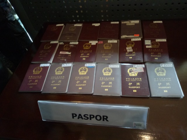 Barang bukti berupa paspor negara China. (Foto: Wahyuni Sahara/kumparan)