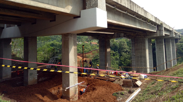 Perbaikan konstruksi di bawah Jembatan Cisomang. (Foto: Akbar Ramadhan/kumparan)