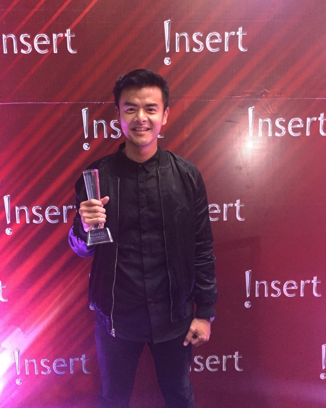 Dion menerima penghargaan dari Insert (Foto: Sulung Landung)