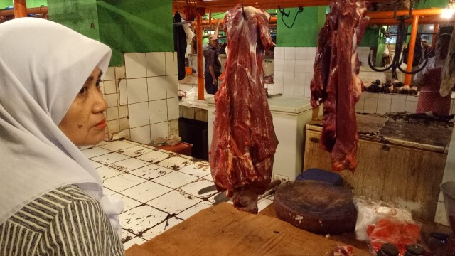 Tampak penjual daging sapi di Pasar Jatinegara. (Foto: Nicha Muslimawati/kumparan)