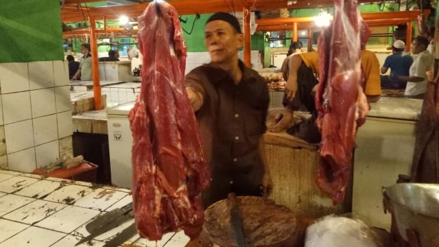 Daging kerbau di los Pasar Jatinegara. (Foto: Nicha Muslimawati/kumparan)