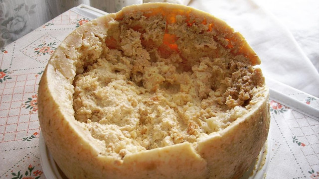 Casu Marzu. Biasanya masuk kulkas dulu. (Foto: Dok. Instagram @albertomalizia)