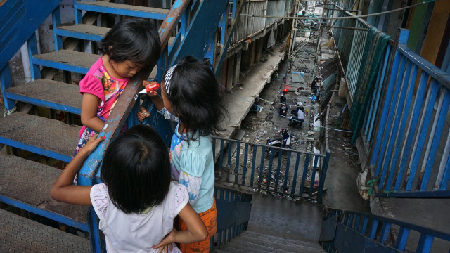 Tiga anak kecil bermain di tangga rusun. (Foto: Aditia Noviansyah/kumparan)