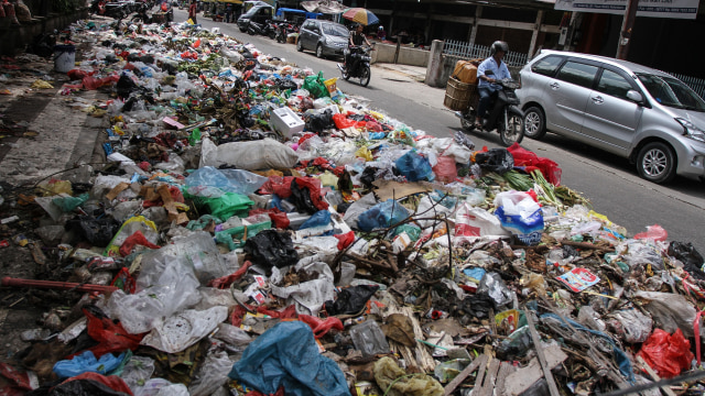 Tumpukan sampah di pinggir jalan (Foto: ANTARA FOTO/Rony Muharrman)