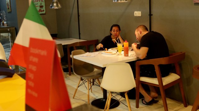 Tampak pasangan sedang menikmati santap makan. (Foto: Fanny Kusumawardhani/kumparan)