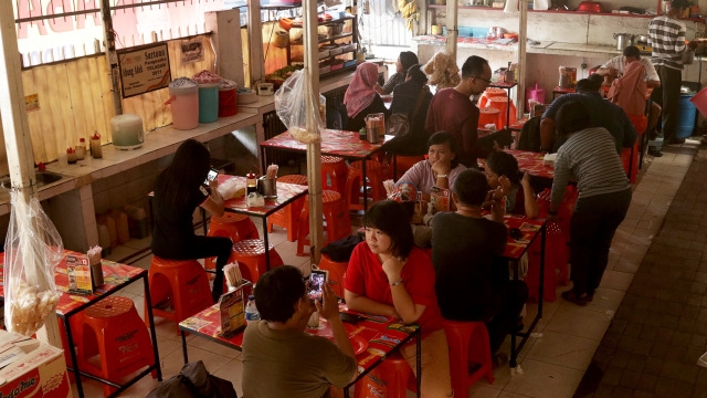 Pengunjung kuliner Warung Abang Adek. (Foto: Fanny Kusumawardhani/kumparan)