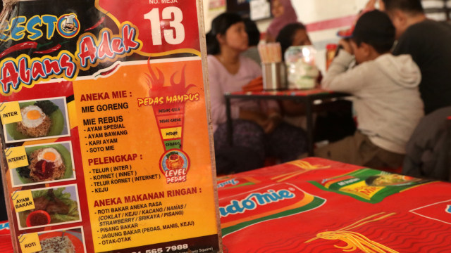 Menu makanan warung Abang Adek. (Foto: Fanny Kusumawardhani/kumparan)