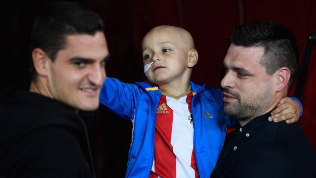 Bradley Lowery bersama sang ayah dan Vito Mannone (Foto: Stu Forster)