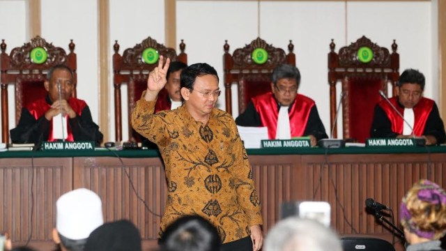 Ahok mengangkat dua jari simbol "victory'. (Foto: Pool)