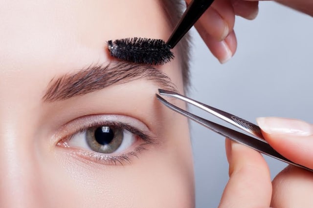 Micro-blading menghasilkan alis lebih natural. (Foto: Thinkstock)
