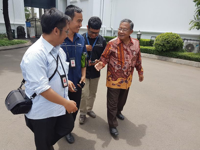 Darmin Nasution usai mengunjungi presiden. (Foto: Yudhistira Amran Saleh/kumparan)