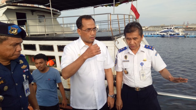 Menhub dan petugas Pelabuhan Muara Angke. (Foto: Fahrian Saleh/kumparan)