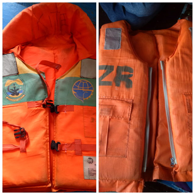Jaket pelampung yang tersedia di kapal (Foto: Ainul Qalbi/kumparan)