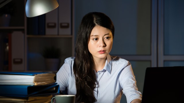 Kerja terlalu lama meningkatkan rpenyakit jantung. (Foto: Thinkstock)