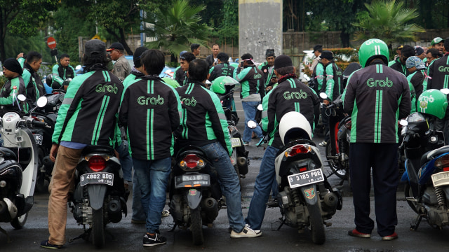 Pengemudi Grab melakukan persiapan aksi demo. (Foto: Aditia Noviansyah/kumparan)
