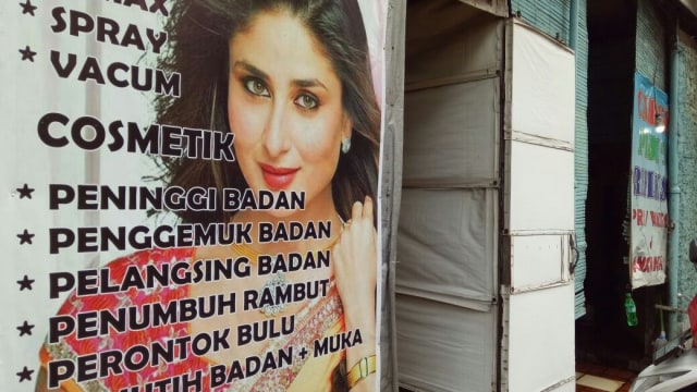 Spanduk artis Bollywood di depan Toko Obat Kuat (Foto: Aprilandika Pratama/kumparan)