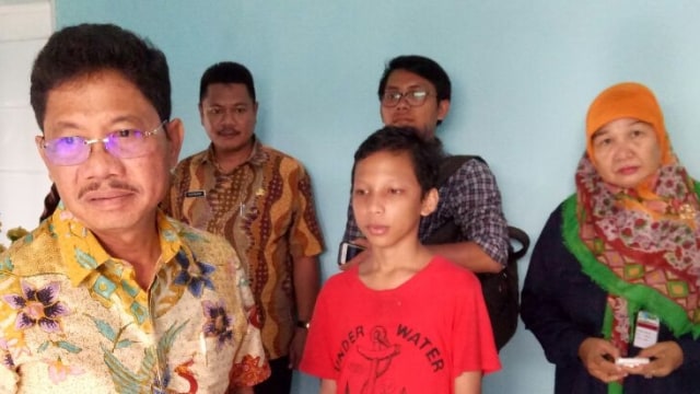 Sony bersama beberapa tenaga Dinas Sosial. (Foto: Mustaqim Amna/kumparan)