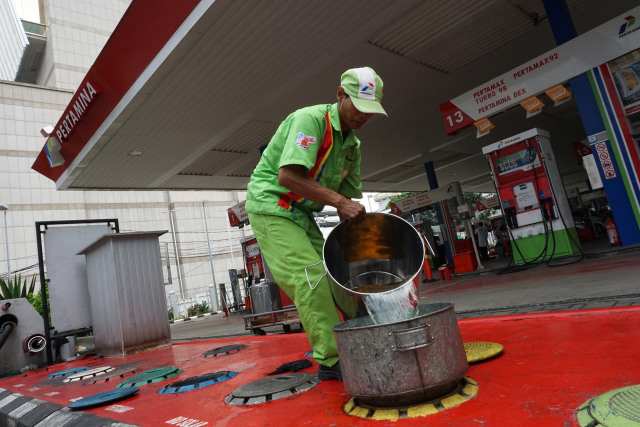 Petugas menuang BBM di tangki penyimpang. (Foto: Aditia Noviansyah/kumparan)