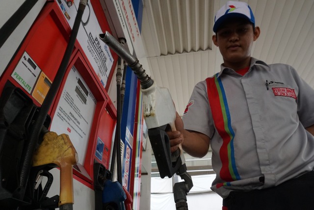 Petugas sigap melayani pembeli. Foto: Aditia Noviansyah/kumparan