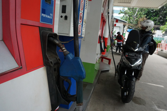 Seorang pembeli BBM untuk sepeda motor. Foto: Aditia Noviansyah/kumparan