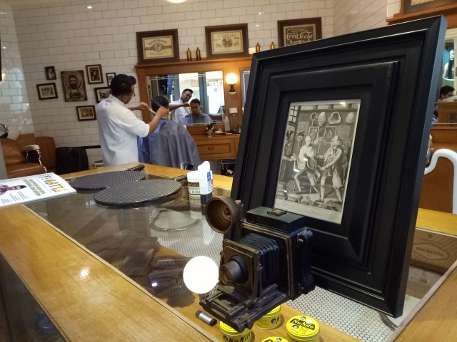 Herman juga biasa mencukur artis dan pejabat lain. (Foto: Kevin Kurnianto/kumparan)