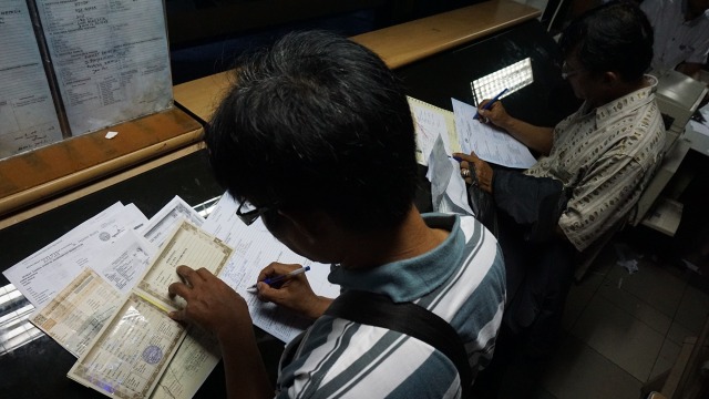 Warga mengisi formulir perpanjangan STNK Foto: Aditia Noviansyah/kumparan