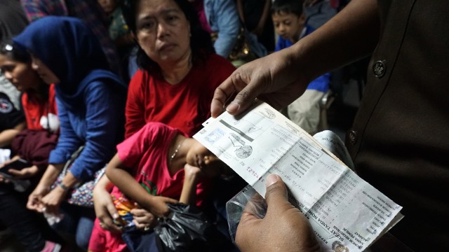 Antrian warga di Samsat Jakarta Selatan Foto: Aditia Noviansyah/kumparan