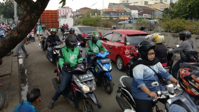 Pengendara yang lawan arus di Pasar Minggu. Foto: Dimas Jarot Bayu Prakoso/kumparan