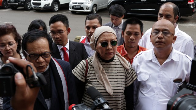 Ratna Sarumpaet bersama penasehat hukumnya. (Foto: Fanny Kusumawardhani/kumparan)