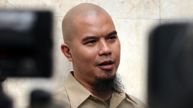 Ekspresi Ahmad Dhani saat diminta keterangan. (Foto: Fanny Kusumawardhani/kumparan)